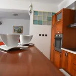 3 Bedroom With Parking Garage In The Heart Of Lägenhet *