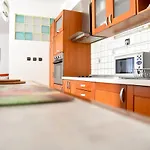 3 Bedroom With Parking Garage In The Heart Of Lägenhet