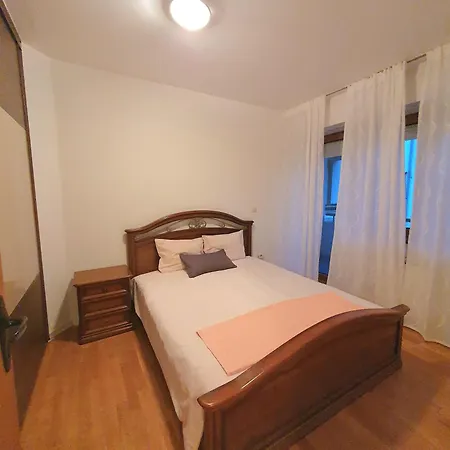 3 Bedroom With Parking Garage In The Heart Of *