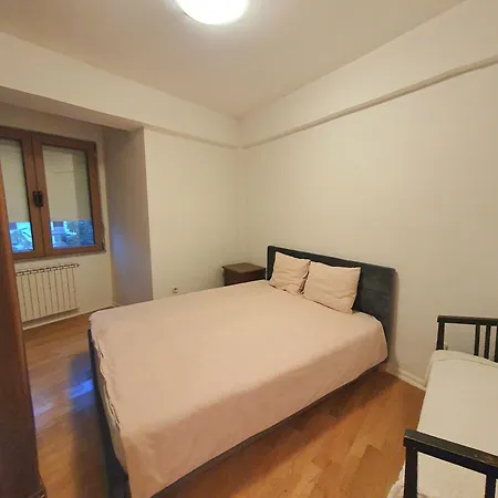 3 Bedroom With Parking Garage In The Heart Of *