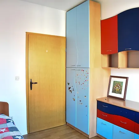 3 Bedroom With Parking Garage In The Heart Of *