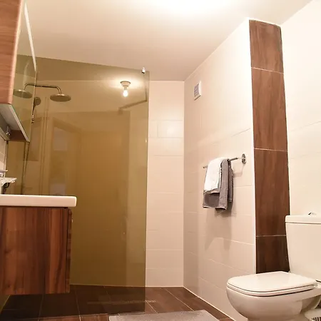 Lägenhet 3 Bedroom With Parking Garage In The Heart Of