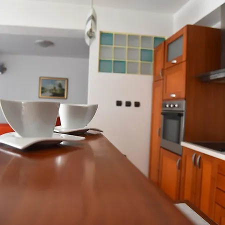3 Bedroom With Parking Garage In The Heart Of Διαμέρισμα *