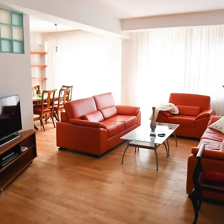 3 Bedroom With Parking Garage In The Heart Of *