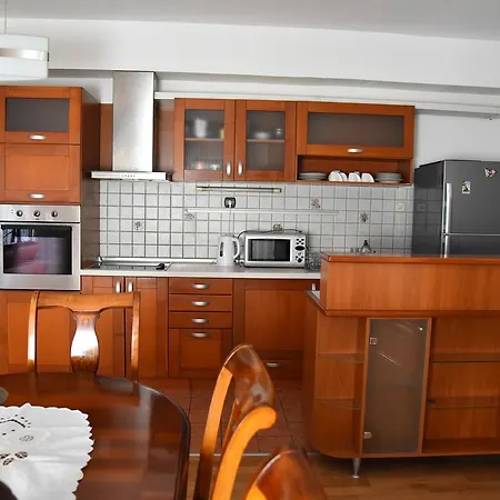 Lägenhet 3 Bedroom With Parking Garage In The Heart Of *