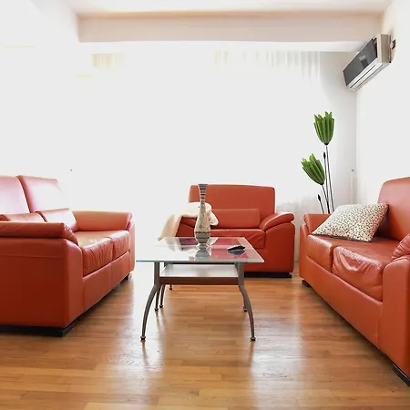 3 Bedroom With Parking Garage In The Heart Of *