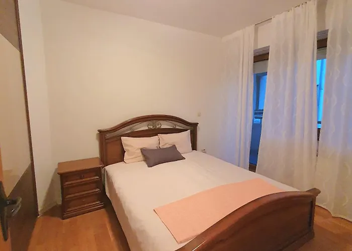 3 Bedroom With Parking Garage In The Heart Of *