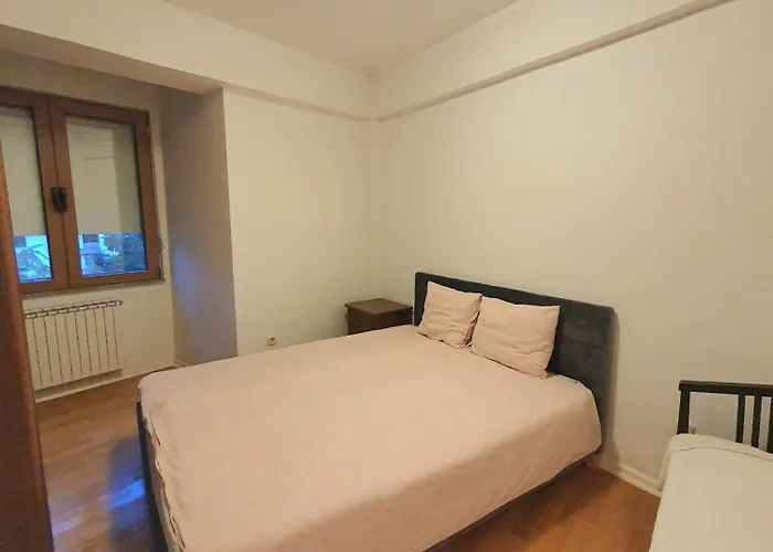 3 Bedroom With Parking Garage In The Heart Of *