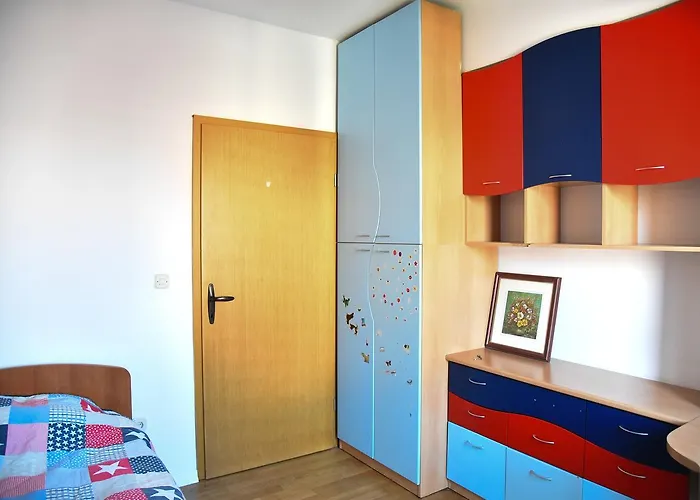 3 Bedroom With Parking Garage In The Heart Of *