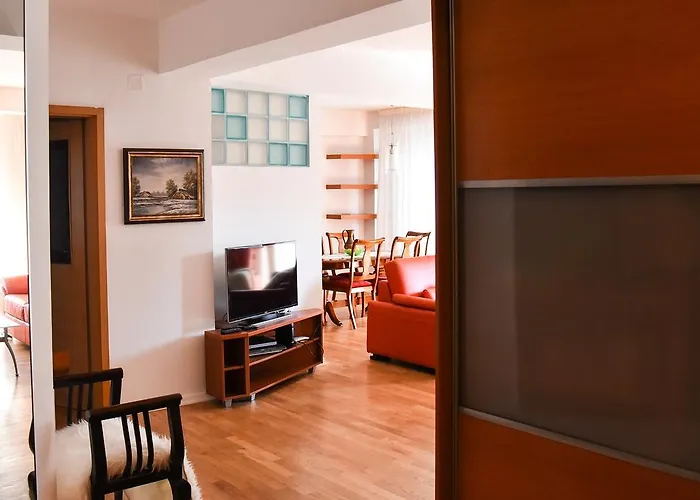 3 Bedroom With Parking Garage In The Heart Of Lejlighed Skopje