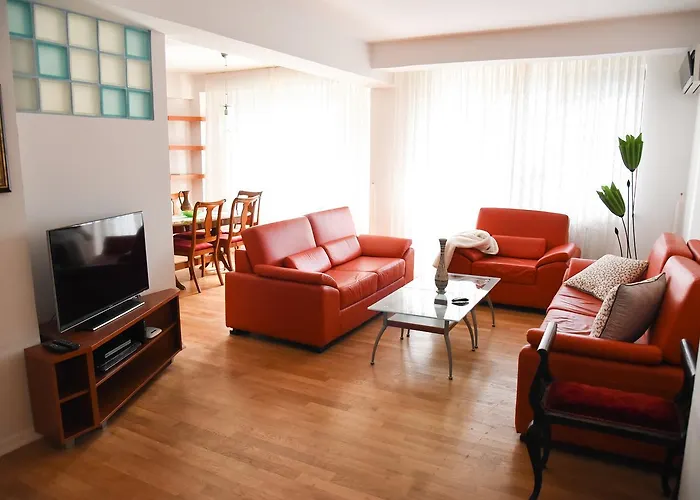 3 Bedroom With Parking Garage In The Heart Of *