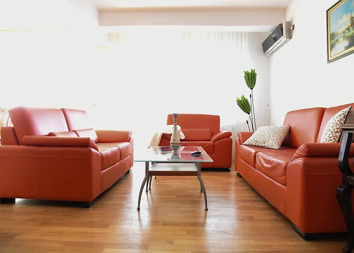 3 Bedroom With Parking Garage In The Heart Of *