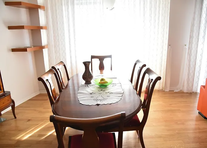 3 Bedroom With Parking Garage In The Heart Of